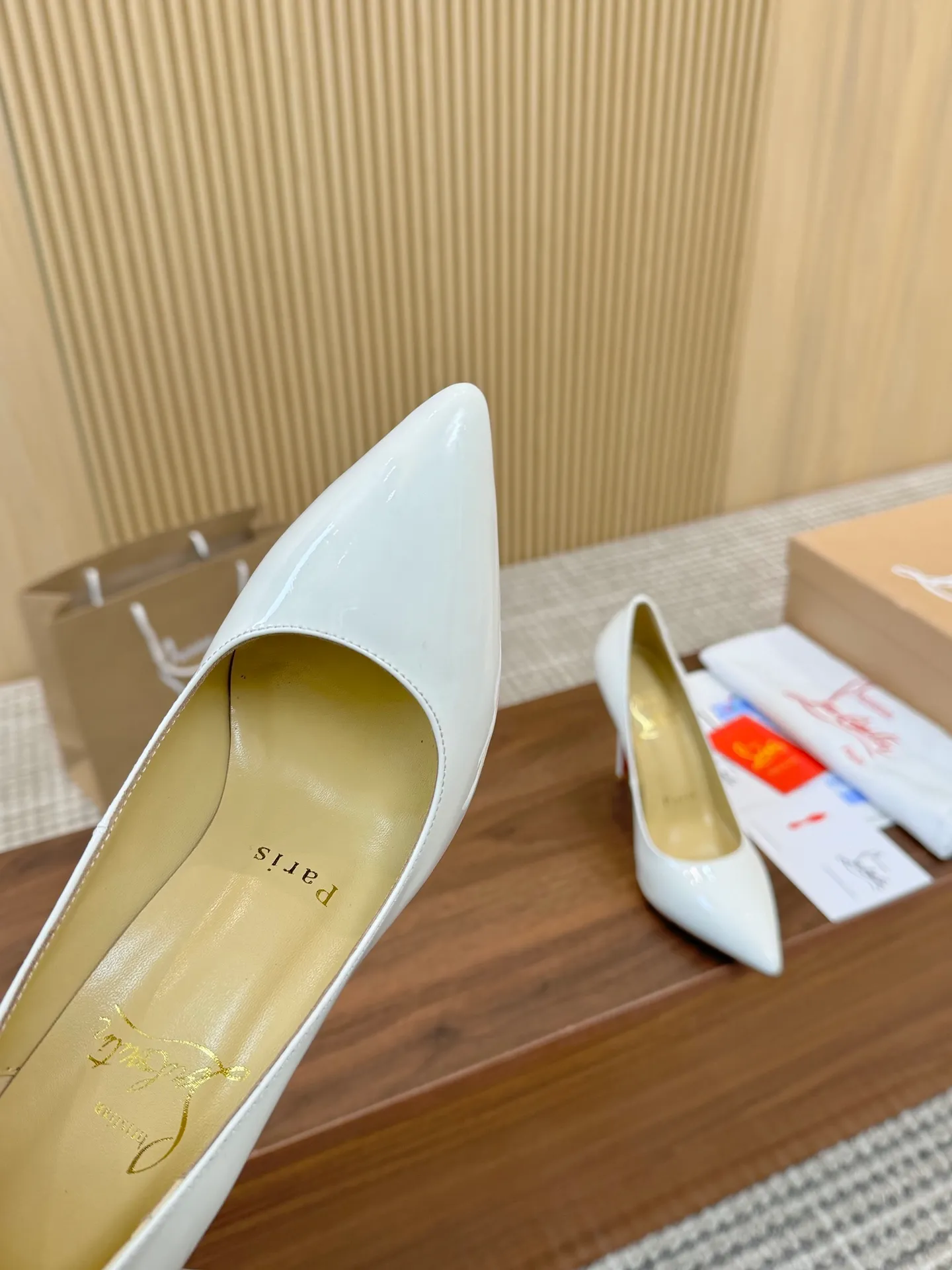 👟👟Ex-factory price 440👟👟 Genuine leather sole +40 Year-round shipment💝Christian Louboutin CL👠 Classic "💎Cow Patent Leather💎Series" noble and luxurious, real blingbling✨ Real materials, all customized by the pattern maker, and the materials are made of original customized materials, achieving the taste of the original 6 color options💍 Upper: Imported 👉Cow patent leather💪 Lining: Sheepskin foot pad/lining Size: 34-40.41.42 Heel height: 10.5cm and 8.5cm two options Leather sole Rubber sole